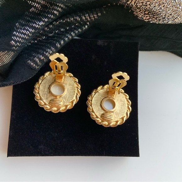 Classic gold rimmed faux pearl clip earrings - Picture 5 of 6